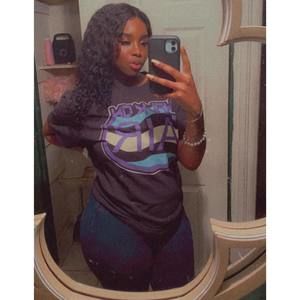 Meet your Posher, Dominique